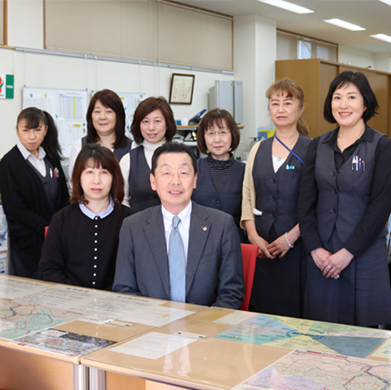 女性スタッフが笑顔でお出迎えいたします